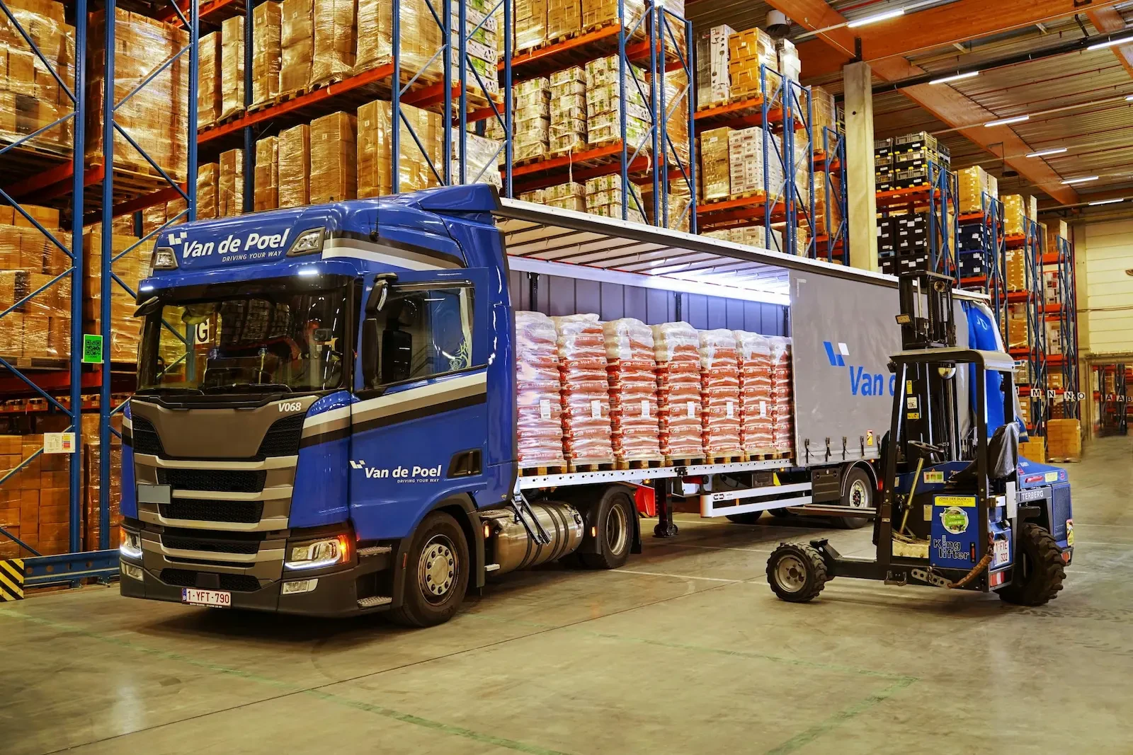 Vrachtwagen wordt geladen in magazijn